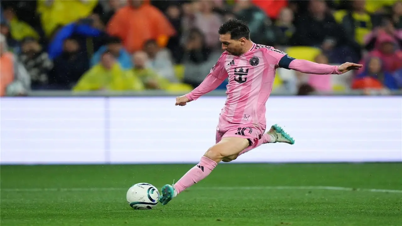 لماذا يرفض ميسي التدخل في صراع انتخابات رئاسة نادي برشلونة الإسباني؟